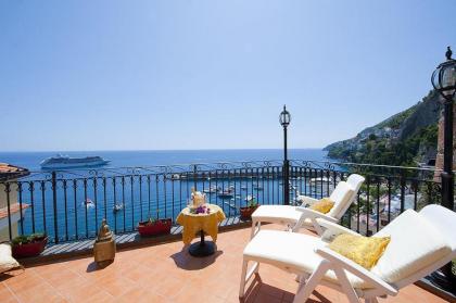 Amalfi Apartment Sleeps 6 Air Con WiFi - image 1