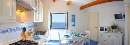 Amalfi Apartment Sleeps 6 Air Con WiFi - image 10