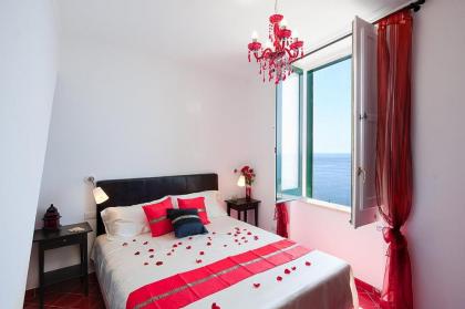Amalfi Apartment Sleeps 6 Air Con WiFi - image 17
