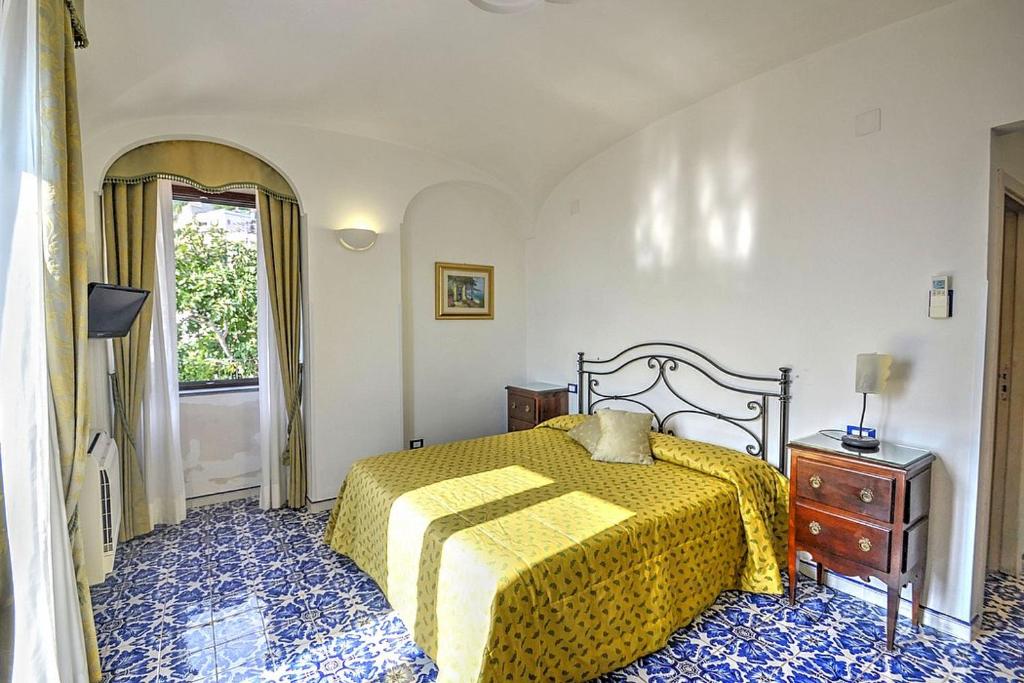 Amalfi Villa Sleeps 10 Air Con WiFi - image 2