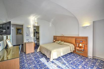 Amalfi Villa Sleeps 10 Air Con WiFi - image 3