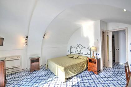 Amalfi Villa Sleeps 10 Air Con WiFi - image 4