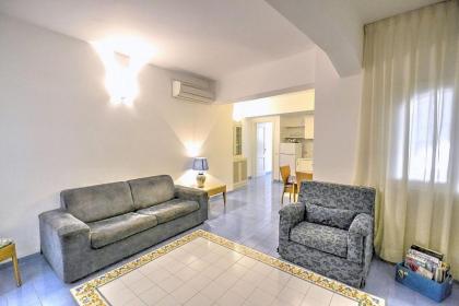 Amalfi Villa Sleeps 5 Air Con WiFi - image 9