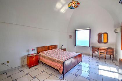 Amalfi Villa Sleeps 8 Air Con WiFi - image 9