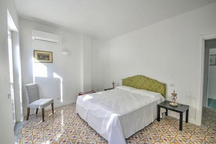 Amalfi Villa Sleeps 4 Air Con WiFi - image 14