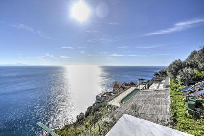 Amalfi Villa Sleeps 4 Air Con WiFi - image 15