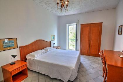 Amalfi Apartment Sleeps 4 Air Con - image 15