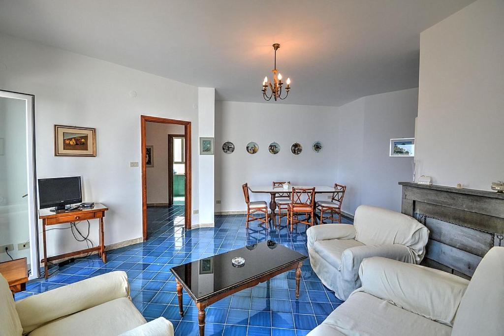 Amalfi Apartment Sleeps 4 Air Con - image 4