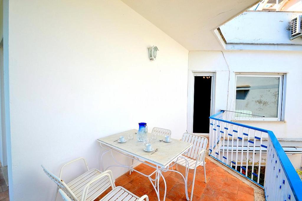 Amalfi Apartment Sleeps 4 Air Con - image 5