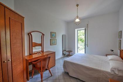 Amalfi Apartment Sleeps 4 Air Con - image 6