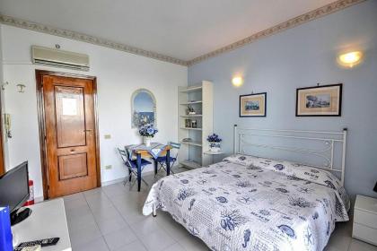 Amalfi Apartment Sleeps 2 Air Con WiFi - image 5