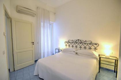 Amalfi Villa Sleeps 3 Air Con WiFi - image 9