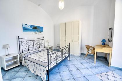 Amalfi Apartment Sleeps 4 Air Con WiFi - image 12