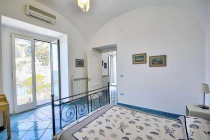 Amalfi Apartment Sleeps 4 Air Con WiFi - image 15