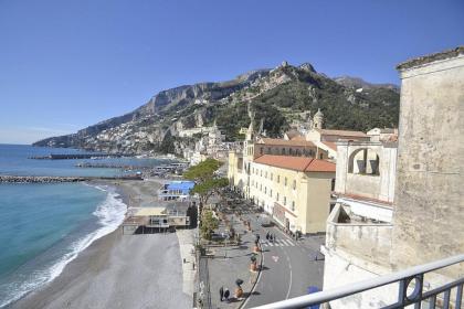 Amalfi Apartment Sleeps 4 Air Con WiFi - image 3