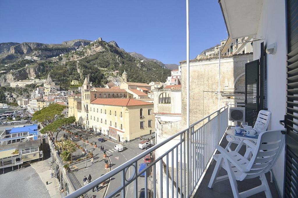 Amalfi Apartment Sleeps 4 Air Con WiFi - image 5