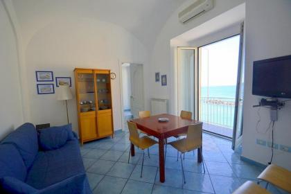 Amalfi Apartment Sleeps 4 Air Con WiFi - image 7