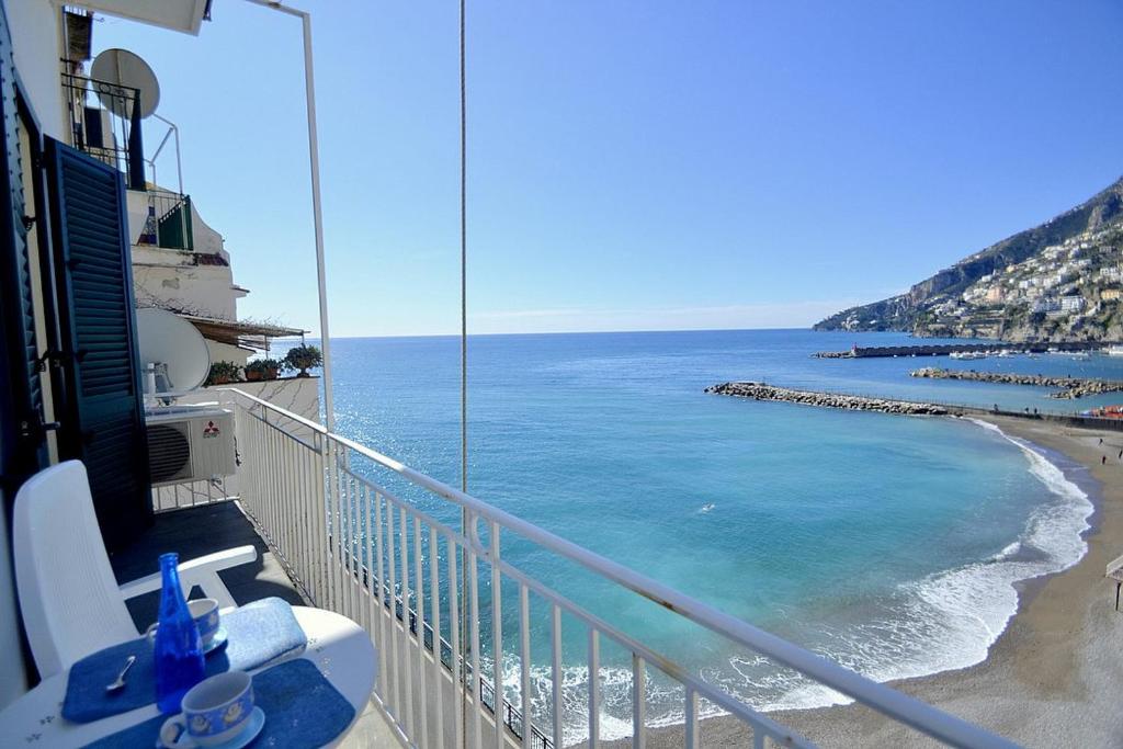 Amalfi Apartment Sleeps 5 Air Con WiFi - main image