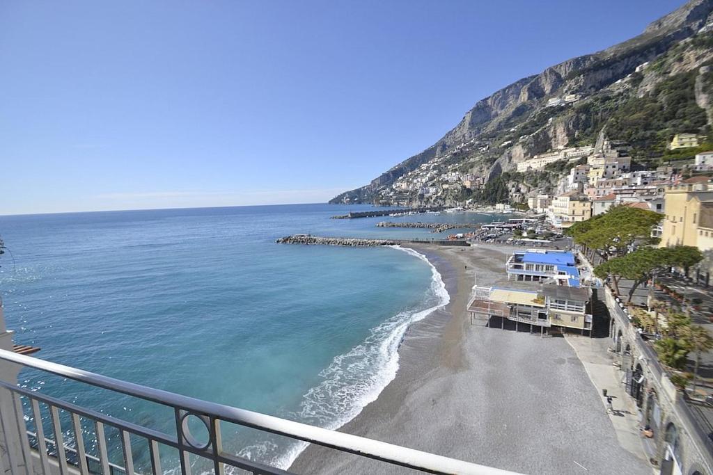 Amalfi Apartment Sleeps 5 Air Con WiFi - image 4
