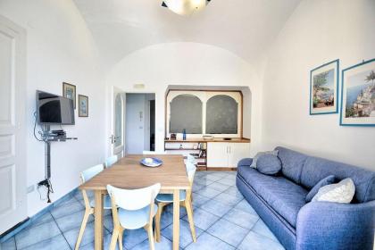 Amalfi Apartment Sleeps 5 Air Con WiFi - image 7