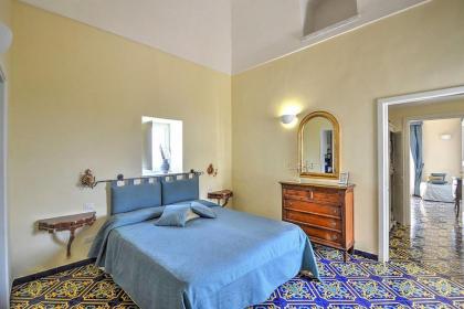 Amalfi Villa Sleeps 4 Air Con WiFi - image 13