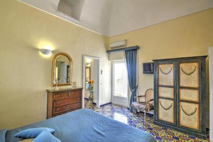 Amalfi Villa Sleeps 4 Air Con WiFi - image 14