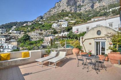 Amalfi Villa Sleeps 4 Air Con WiFi - image 5