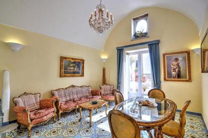 Amalfi Villa Sleeps 4 Air Con WiFi - image 6