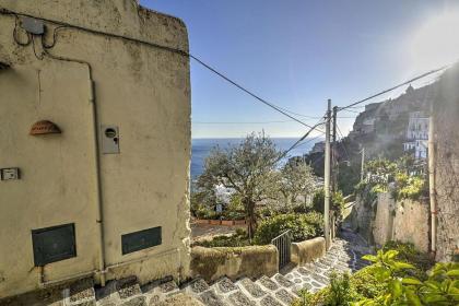 Amalfi Villa Sleeps 4 Air Con WiFi - image 3