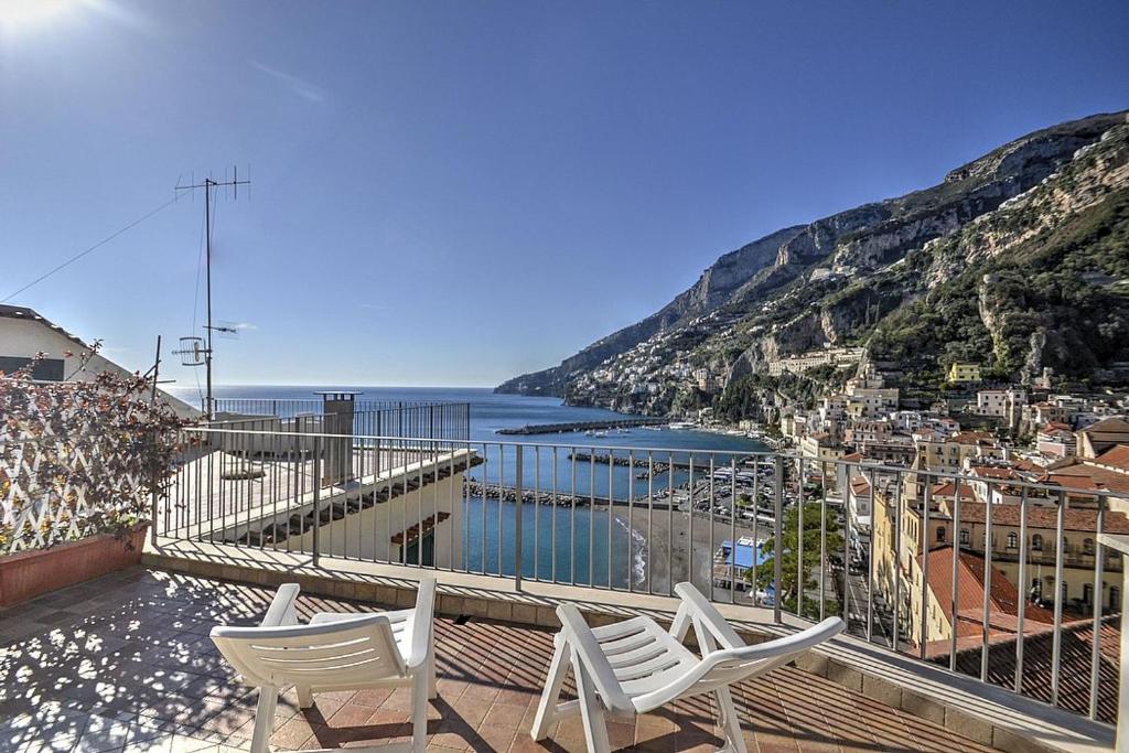 Amalfi Villa Sleeps 5 Air Con WiFi - main image