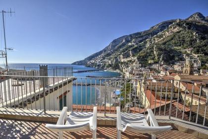 Amalfi Villa Sleeps 5 Air Con WiFi - image 10