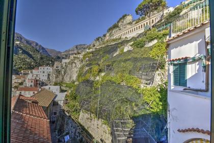 Amalfi Villa Sleeps 5 Air Con WiFi - image 14