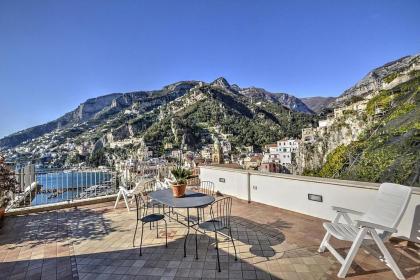 Amalfi Villa Sleeps 5 Air Con WiFi - image 3