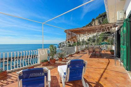 Amalfi Apartment Sleeps 6 Air Con WiFi - image 1
