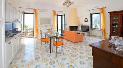 Amalfi Apartment Sleeps 6 Air Con WiFi - image 19