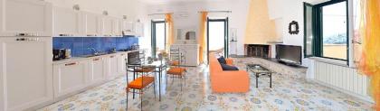 Amalfi Apartment Sleeps 6 Air Con WiFi - image 4