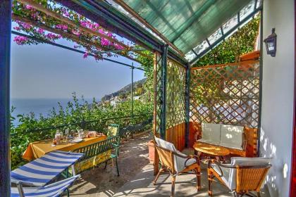 Amalfi Villa Sleeps 2 Air Con - image 3