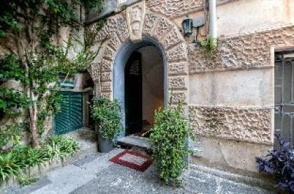 Upscale Central Amalfi Apartment In 19th-century Building - image 11