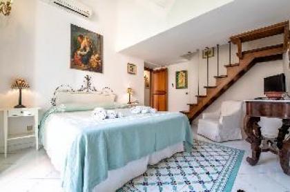 Upscale Central Amalfi Apartment In 19th-century Building - image 12