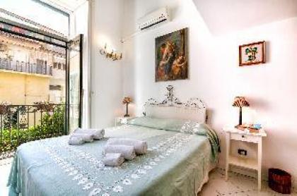 Upscale Central Amalfi Apartment In 19th-century Building - image 14