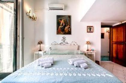 Upscale Central Amalfi Apartment In 19th-century Building - image 15