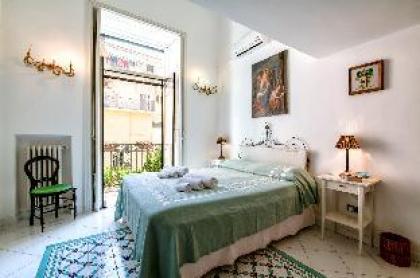 Upscale Central Amalfi Apartment In 19th-century Building - image 19