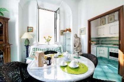 Upscale Central Amalfi Apartment In 19th-century Building - image 3
