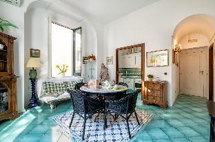 Upscale Central Amalfi Apartment In 19th-century Building - image 4