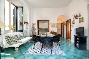 Upscale Central Amalfi Apartment In 19th-century Building - image 7