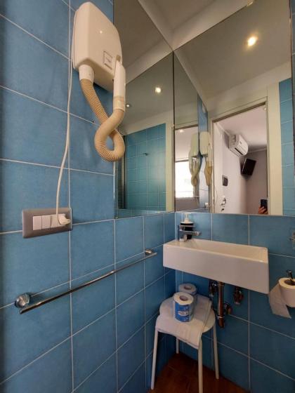 La stanza sul Porto di Amalfi camera piccina piccina con bagno privato - image 30